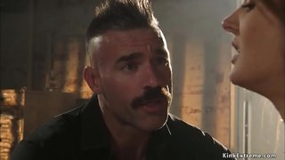 Meester Charles Dera swepe mond gesnoer klein tiete slaaf Zoe Sparx dan in die hoop bestuurder posisie knallen haar vagina met&#039;n groot haan in die put