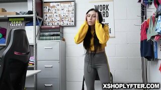 Młoda brunetka Judy Jolie otrzyma dziką klapsy w swoją ciasną cipkę od strażnika od tyłu