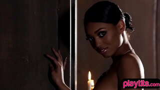 Ny fanatanjahan-mainty babe manaram-batana striptease fivoriana