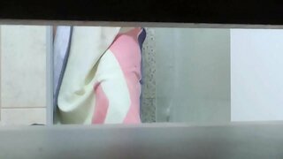 Αδελφή με το μαύρισμα σέξι καταγράφεται λαμβάνοντας ένα ντους χωρίς her γνωρίζοντας