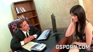 Sexy bruna segretario milf scopata duro con la faccia di sborra