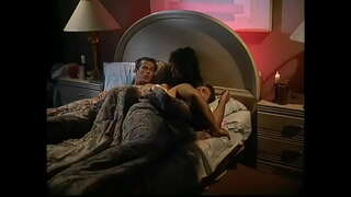 Dhá nympho cailíní le big tits lick chéile pussies i seasamh 69, agus ceann acu faigheann fucked i asal ag gaige