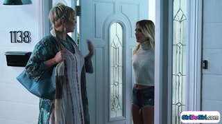 Blonde ukunxulumana kunye yakhe stepsis nge-busty milf medium.Baya asazanga kwaye medium ngu rimmed.I-small tits babe facesits abayo shaved pussy